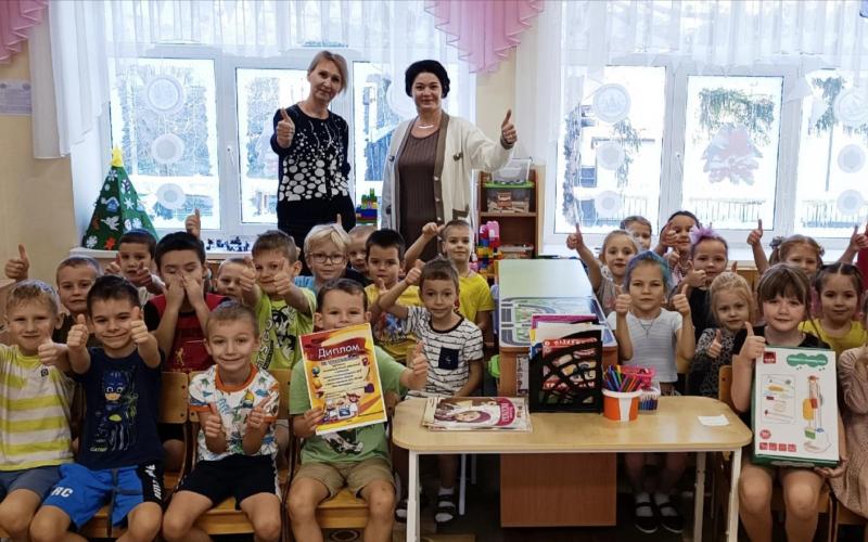Подведены итоги фото-марафона "Мы помощники". Самыми активными участниками стали воспитанники и родители подготовительной группы № 6. В марафоне приняли участие 74% от общего количества детей (семей) в группе Ребята получили диплом и подарок "Набор детского инвентаря для уборки". Теперь у ребят в группе станет еще чище, ведь они самостоятельно будут следить за порядком в своей группе. На 2 месте по активности родителей и ребят в марафоне -младшая группа № 1 на 3 месте-подготовительная группа № 12 на 4 месте